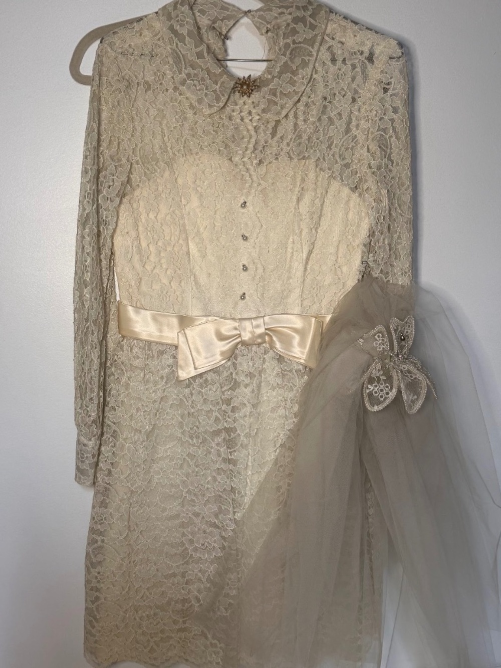 Vintage 60s 70s Cream Lace Long Sleeve High Collar Veil Brooch Wedding Dress